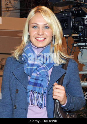 Biatleta tedesca Magdalena Neuner si erge di fronte alla telecamera durante le riprese della ARD televisione quotidianamente 'Sturm der Liebe" (tempesta di amore) in Baviera studio a Monaco di Baviera, Germania, il 2 novembre 2011. Neuner agirà come se stessa in quattro episodi di Daily sapone. Gli episodi andranno in onda su ARD German alla televisione pubblica presumibilmente entro la fine di quest'anno. Foto: Ursula DUEREN Foto Stock