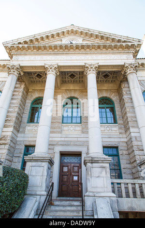 Clloseup dell antica pietra courthouse con massicce colonne Foto Stock