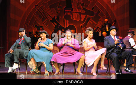 Attori Milton Nealy (L-R), Rebecca Covington, Yvette Monique Clark, Patrice Covington e Wayne W. Pretlow sedersi sul palco durante una foto prova per le prestazioni "Ain't Misbehavin' presso il St Pauli teatro ad Amburgo, Germania, 01 novembre 2011. Lo spettacolo di Broadway eseguirà in prima mondiale il 02 novembre 2011. Foto: Daniel Bockwoldt Foto Stock