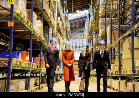 Il Duca di Cambridge (L-R), duchessa di Cambridge, Crown Princess della Danimarca e del principe ereditario di Danimarca a piedi attraverso un impianto di stoccaggio con forniture salvavita che devono essere inviati per l Africa orientale al programma UNICEF alla divisione forniture a Copenhagen, in Danimarca, 2 novembre 2011. Il Duca e la Duchessa di Cambridge (William e Catherine) accompagnato da il Principe e la Principessa di Denmar Foto Stock