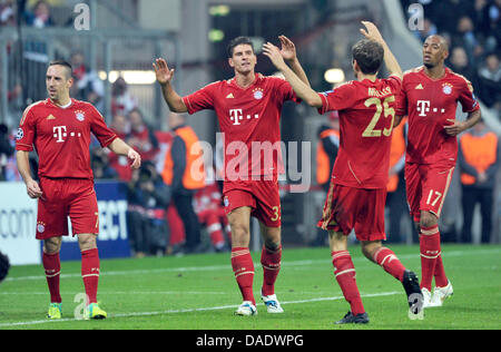 Il Bayern Monaco di Baviera player Franck Ribery (L - R), Mario Gomez, Thomas Mueller e Jerome Boateng allegria dopo il loro compagno di squadra Gomez punteggi 3-0 obiettivo nella prima metà della Champions League match di gruppo tra FC Bayern Monaco di Baviera e SSC Neapel a Monaco di Baviera, Germania, il 2 novembre 2011. Il Bayern ha vinto la partita 3-2. Foto: Peter Kneffel Foto Stock