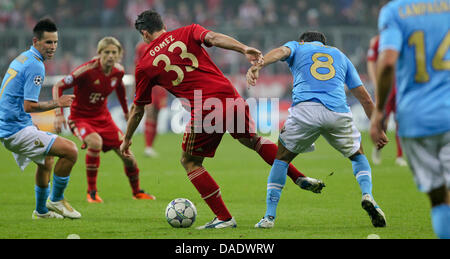 Monaco di Baviera è Mario Gomez (C-L) e Andrea Dossena (C-R) di Napoli si contendono la palla durante la Champions League gruppo di una partita di calcio tra FC Bayern Monaco e SSC Napoli a Arena di Monaco di Baviera, Germania, il 2 novembre 2011. Foto: Sven Hoppe dpa/lby Foto Stock