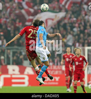 Monaco di Baviera Thomas Mueller (L) e Andrea Dossena giocatore di Napoli si contendono la palla durante la Champions League gruppo di una partita di calcio tra FC Bayern Monaco e SSC Napoli a Arena di Monaco di Baviera, Germania, il 2 novembre 2011. Foto: Sven Hoppe dpa/lby Foto Stock