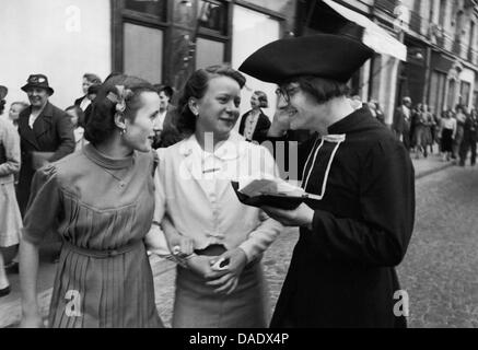 Francia, 1935, due donne parlando di un uomo in costume. Immagine dal fotografo Fred Stein (1909-1967) che emigrarono 1933 dalla Germania nazista per la Francia e infine negli Stati Uniti. Foto Stock