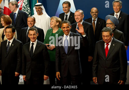 Il Primo Ministro australiano Julia Gillard (L-R), il presidente cinese Hu Jintao, il presidente della Banca Mondiale Robert Zoellick, Italiano il Presidente del Consiglio Silvio Berlusconi e il Presidente francese Nicolas Sarkozy, presidente degli Emirati Arabi Uniti Khalifa bin Zayed Al Nahyan, il Cancelliere tedesco Angela Merkel, Presidente spagnolo José Luis Rodriguez Zapatero, Presidente degli Stati Uniti Barack Obama, Presidente turco Foto Stock