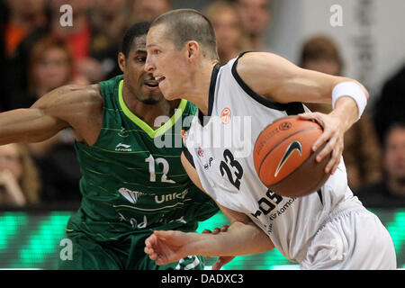 Bamberg di Casey Jacobsen (R) va contro Malaga's Tremmell Darden durante il gruppo di Eurolega di basket B match tra cesti Brose Bamberg e Unicaja Malaga all'Stechert Arena di Bamberg, Germania, 03 novembre 2011. Foto: Daniel Karmann Foto Stock