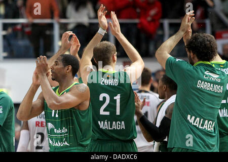 Malaga's Tremmell Darden (L-R), Luka Zoric e Jorge Garbajosa celebrare la loro vittoria dopo il gruppo di Eurolega di basket B match tra cesti Brose Bamberg e Unicaja Malaga all'Stechert Arena di Bamberg, Germania, 03 novembre 2011. Foto: Daniel Karmann Foto Stock