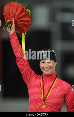 Velocità tedesco skater Claudia Pechstein celebra la venuta in primo luogo in campo femminile 3000 metri di gara durante il premio alla cerimonia al regime tedesco Skating Championships a Inzell, Germania, 04 novembre 2011. Foto: Andreas Gebert Foto Stock