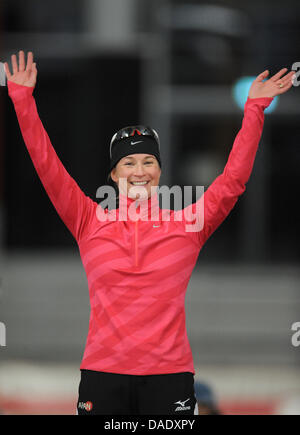 Velocità tedesco skater Claudia Pechstein celebra la venuta in primo luogo in campo femminile 3000 metri di gara durante il premio alla cerimonia al regime tedesco Skating Championships a Inzell, Germania, 04 novembre 2011. Foto: Andreas Gebert Foto Stock