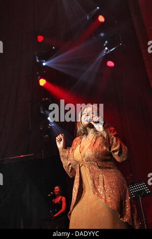 Noi cantante Gloria Gaynor esegue durante la trentesima stampa sportiva tedesca a sfera con la Vecchia Opera in Frankurt am Main, Germania, 05 novembre 2011. Foto: Fredrik von Erichsen Foto Stock