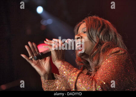 Noi cantante Gloria Gaynor esegue durante la trentesima stampa sportiva tedesca a sfera con la Vecchia Opera in Frankurt am Main, Germania, 05 novembre 2011. Foto: Fredrik von Erichsen Foto Stock