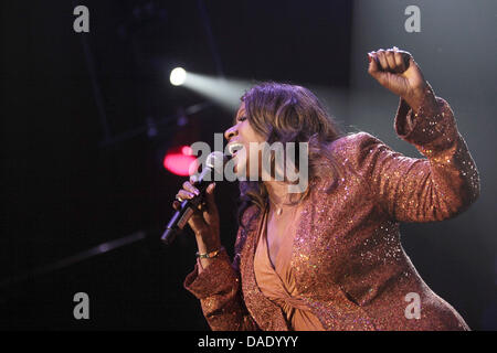 Noi cantante Gloria Gaynor esegue durante la trentesima stampa sportiva tedesca a sfera con la Vecchia Opera in Frankurt am Main, Germania, 05 novembre 2011. Foto: Fredrik von Erichsen Foto Stock