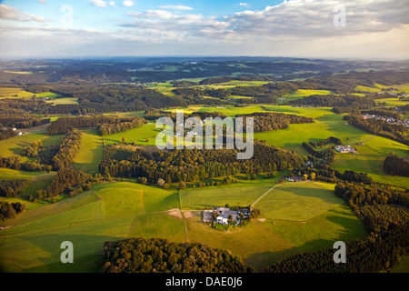 Vista aerea di paesaggio collinare, in Germania, in Renania settentrionale-Vestfalia, Oberbergisches Land, Wipperfuerth Foto Stock