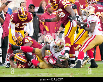 San Francisco 49ers stretto fine Vernon Davis (85) recupera un su lato calci nel quarto trimestre del loro gioco contro Washington Redskins a FedEx in campo Landover, Maryland, USA, 6 novembre 2011. Nella foto con Davis sono Redskins difensori Lorenzo Alexander (97), Mike Sellers (45), Anthony Armstrong (13), e Perry Riley (56). Il 49ers ha vinto il gioco 19 - 11. Credito: Ron Sachs Foto Stock