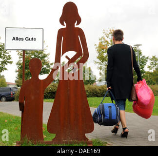 Una donna cammina passato un segno a leggere 'tutti i migliori' presso il Park Hospital Clinic per bambini e adolescenti, psichiatria e psicosomatica psicoterapia a Leipzig, Germania, 05 ottobre 2011. Un ricoverato la terapia è stata offerta per computer e internet addicted i bambini e giovani per un paio di mesi. Gli obiettivi del trattamento sono controllati contatto e ragionevole di utilizzo media, rafforzamento della Foto Stock
