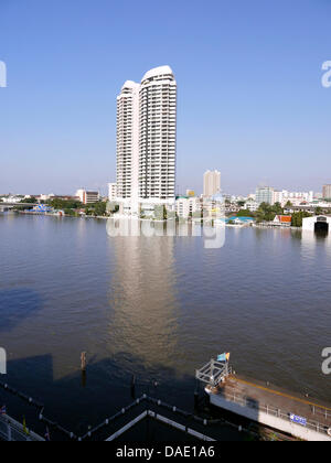 Sacchi di sabbia sul Fiume Chao Phraya vicino al Phra Pin-Klao ponte sono per prevenire le alluvioni sulle sue rive a Bangkok, Thailandia, 30 ottobre 2011. Foto: Soeren Stache Foto Stock