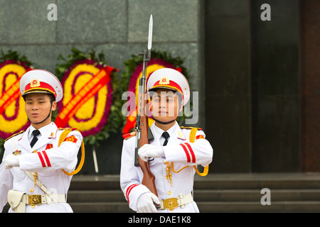 Cambio della guardia al Mausoleo di Ho Chi Minh ad Hanoi, Vietnam Foto Stock