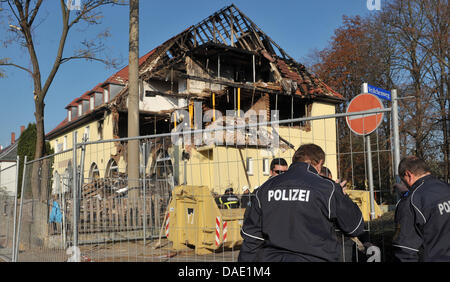 Gli ufficiali di polizia guardare attraverso i resti di una casa distrutta da una esplosione in Zwickau, Germania, 08 novembre 2011. L'esplosione è detto di essere collegato ad altri reati. All' interno dell' edificio è stata l'appartamento di due maschio rapinatori di banche che si è suicidato il 04 novembre e di una donna che è libera. La donna è detto di avere lasciato la casa a destra prima della detonazione. La sosp Foto Stock