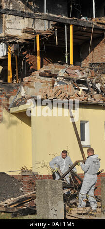 Gli ufficiali di polizia guardare attraverso i resti di una casa distrutta da una esplosione in Zwickau, Germania, 08 novembre 2011. L'esplosione è detto di essere collegato ad altri reati. All' interno dell' edificio è stata l'appartamento di due maschio rapinatori di banche che si è suicidato il 04 novembre e di una donna che è libera. La donna è detto di avere lasciato la casa a destra prima della detonazione. La sosp Foto Stock