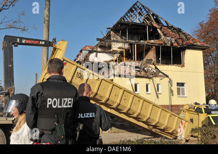 Gli ufficiali di polizia guardare attraverso i resti di una casa distrutta da una esplosione in Zwickau, Germania, 08 novembre 2011. L'esplosione è detto di essere collegato ad altri reati. All' interno dell' edificio è stata l'appartamento di due maschio rapinatori di banche che si è suicidato il 04 novembre e di una donna che è libera. La donna è detto di avere lasciato la casa a destra prima della detonazione. La sosp Foto Stock