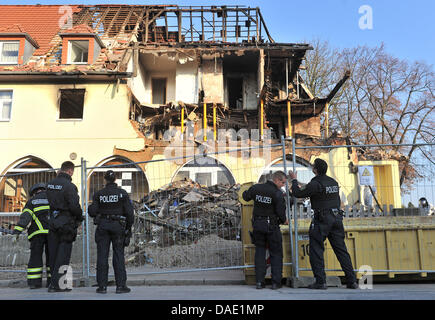 Gli ufficiali di polizia guardare attraverso i resti di una casa distrutta da una esplosione in Zwickau, Germania, 08 novembre 2011. L'esplosione è detto di essere collegato ad altri reati. All' interno dell' edificio è stata l'appartamento di due maschio rapinatori di banche che si è suicidato il 04 novembre e di una donna che è libera. La donna è detto di avere lasciato la casa a destra prima della detonazione. La sosp Foto Stock