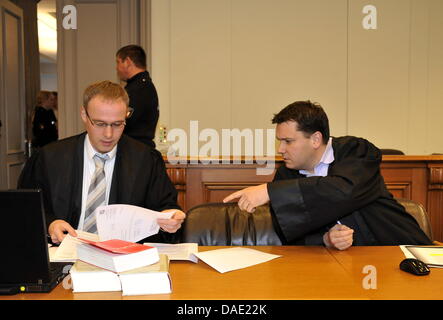 Die Verteidiger des Angeklagten, Jan Markus Schulte (l) und Andreas Meyer, unterhalten sich am Mittwoch (09.11.11) im Landgericht in Kiel vor dem Prozess gegen ein fuehrendes Mitglied des zwischenzeitlich aufgeloesten Kieler Clubs mit dem Namen "Legione 81', der die Rockergruppe 'Hells Angels' unterstuetzt. Die Staatsanwaltschaft dem wirft 39-Jaehrigen unter anderem vor, als Praesi Foto Stock