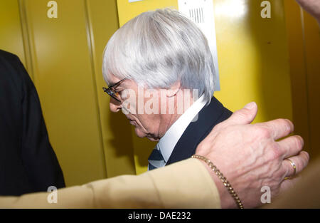 British Formula One boss, Bernie Ecclestone, arriva presso il tribunale distrettuale di testimoniare come testimone nella causa in tribunale contro Gerhard Gribkowsky a Monaco di Baviera, Germania, il 9 novembre 2011. 53-enne Gribkowsky, ex Chief Risk Officer per la Bayerische Landesbank (BayernLB), è accusato di incasso in 40 milioni di euro a corrompere il denaro da Ecclestone per la vendita della BayernLB le quote in t Foto Stock