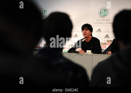 Joachim Loew, German National Soccer team head coach, parla nel corso di una conferenza stampa dopo la presentazione del nuovo Euro 2012 jersey presso una concessionaria auto ad Amburgo, Germania, 09 novembre 2011. Il team tedesco giocherà in Ucraina in un test match a Kiev il 11 novembre 2011 e i Paesi Bassi ad Amburgo il 15 novembre 2011. Foto: CHRISTIAN CHARISIUS Foto Stock