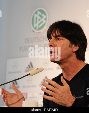 Joachim Loew, German National Soccer team head coach, parla nel corso di una conferenza stampa dopo la presentazione del nuovo Euro 2012 jersey presso una concessionaria auto ad Amburgo, Germania, 09 novembre 2011. Il team tedesco giocherà in Ucraina in un test match a Kiev il 11 novembre 2011 e i Paesi Bassi ad Amburgo il 15 novembre 2011. Foto: CHRISTIAN CHARISIUS Foto Stock