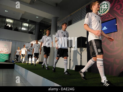 Team nazionale tedesco i giocatori a piedi sul podio durante la presentazione del nuovo Euro 2012 maglie presso una concessionaria auto ad Amburgo, Germania, 09 novembre 2011. Andre Schuerrle (L-R), Toni Kroos, Per Mertesacker, Holger Badstuber, Lukas Podolski, Thomas Mueller. La selezione tedesca giocherà in Ucraina in un test match a Kiev il 11 novembre 2011 e i Paesi Bassi a Amburgo Foto Stock