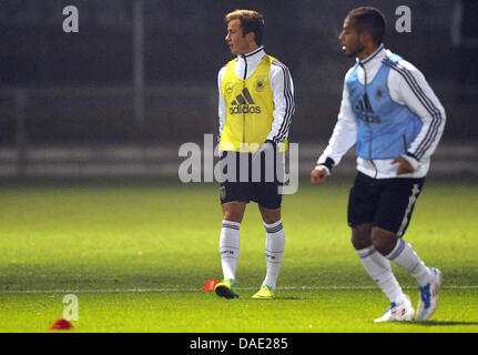 German National Soccer team di giocatori Mario Goetze (L) e Dennis Aogo pratica durante la pratica sul campo pratica di Hamburger SV ad Amburgo, Germania, 09 novembre 2011. Il team nazionale tedesco giocherà in Ucraina in un test match a Kiev il 11 novembre 2011 e i Paesi Bassi ad Amburgo il 15 novembre 2011. Foto: ANGELIKA WARMUTH Foto Stock