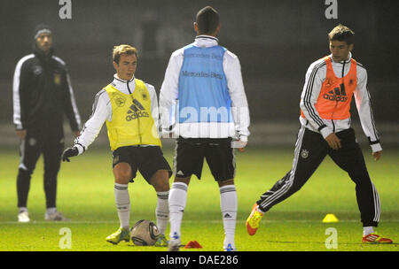 German National Soccer team di giocatori Mario Goetze (2 L) e Thomas Mueller (R) pratica durante la pratica sul campo pratica di Hamburger SV ad Amburgo, Germania, 09 novembre 2011. Il team nazionale tedesco giocherà in Ucraina in un test match a Kiev il 11 novembre 2011 e i Paesi Bassi ad Amburgo il 15 novembre 2011. Foto: ANGELIKA WARMUTH Foto Stock