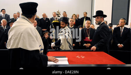 Der Präsident der Evangelischen Kirche der Pfalz Christian Schad (l), Bischof Karl-Heinz Wiesemann (M) und Bundespräsident Christian Wulff (r) beobachten den Einzug der Thorarolle durch den Rabbiner Rubins am Mittwoch (09.11.2011) im Rahmen des Festaktes zur Einweihung der Synagogue Beith-Schalom in Speyer in dem Gebetsraum. Die Synagogue wurde Mit einem Festakt eröffnet. dpa/lrs Foto Stock