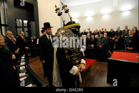 Rabbiner Rubins (vorne r.) und Oberrabbiner Goldschmidt ziehen am Mittwoch (09.11.2011) im Rahmen des Festaktes zur Einweihung der Synagogue Beith-Schalom in Speyer mit der Thorarolle in den Gebetsraum ein. 73 Jahre nach der Zerstörung der früheren Synagogue von Speyer wurde am Mittwoch Das neue jüdische Gotteshaus in der Stadt Mit einem Festakt eröffnet. Foto: Ronald Wittek dpa/lrs Foto Stock