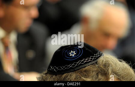 Ein Besucher mit einer Kippot sitzt am Mittwoch (09.11.11) im Rahmen des Festaktes zur Einweihung der Synagogue Beith-Schalom in Speyer in dem Gebetsraum. 73 Jahre nach der Zerstoerung der frueheren Synagogue von Speyer wurde am Mittwoch Das neue juedische Gotteshaus in der Stadt Mit einem Festakt eroeffnet. Foto Stock