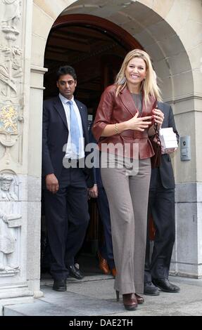 La Principessa olandese Maxima assiste la prima settimana di soldi' presso il Royal Dutch menta in Utrecht, Paesi Bassi, 10 novembre 2011. La "Settimana del denaro" è organizzato per creare consapevolezza finanziaria e di una fondazione per l'indipendenza finanziaria per i bambini nella loro vita successiva. Foto: Albert Nieboer / Paesi Bassi fuori Foto Stock