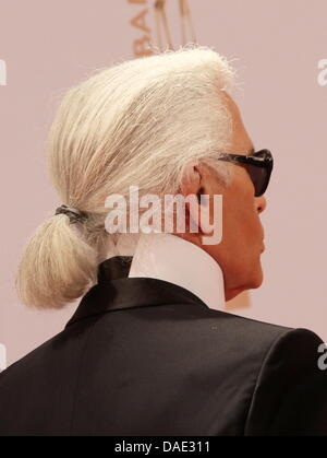 Il tedesco stilista Karl Lagerfeld (C) arriva per il Bambi award a Wiesbaden, Germania, 10 novembre 2011. Il Bambis sono i principali media tedeschi awards e vengono presentati per la 63a volta. Foto: Frank Rumpenhorst dpa/i Foto Stock