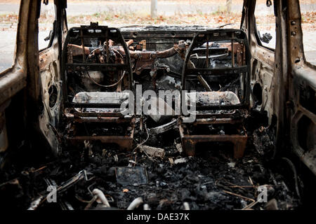 L'interno di un bruciato auto colpita da un incendio doloso è visto su un parcheggio di Berlin-Lichtenberg, Germania, 10 novembre 2011. Circa 500 veicoli sono stati danneggiati in gli attacchi incendiari di Berlino di quest'anno, con circa due terzi dei casi considerati politicamente motivata, la polizia dice. Foto: Robert Schlesinger Foto Stock