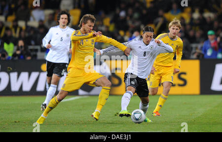 Per l'Ucraina Andriy Yarmolenko (l) e il tedesco Mesut Özil lotta per la palla durante il cordiale partita di calcio Ucraina vs Germania a Olimpiyskiy stadium di Kiev, Ucraina, 11 novembre 2011. Foto: Thomas Eisenhuth dpa Foto Stock