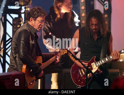 Noi cantante e musicista Lou Reed (L) e il chitarrista di noi la banda metallica Metallica, Kirk Hammet, eseguire insieme sul palco a Colonia, Germania, 11 novembre 2011. I Metallica e Reed eseguita per una radio in concerto a Colonia con la loro nuova musica comune progetto 'Lulu'. Foto: Oliver Berg Foto Stock