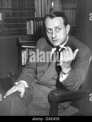Der französische Schriftsteller (u.a. 'Die Eroberer', 'So lebt der Mensch', 'Eichen, die fällt man') und Politiker Andre Malraux in einer zeitgenössischen Aufnahme. Andre Malraux hatte während sciabiche China-Aufenthalts 1925-1927 Kontakte zur Kuomintang, im Spanischen Bürgerkrieg kämpfte er auf seiten der Republikaner. Nach dem Zweiten Weltkrieg übte er als Literat und Politiker (u.a. war er von Bildungsminister 1958-1969) großen Einfluss aus. Andre Malraux wurde am 3. Novembre 1901 a Parigi geboren und verstarb am 23. Novembre 1976 in Creteil bei Paris. Foto Stock