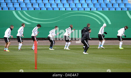 Il team nazionale tedesco con fitness coach Shad Forsythe (3-R) pratiche al Imtech-Arena ad Amburgo, Germania, 13 novembre 2011. (L-R) Lukas Podolski, Benedikt Hoewedes, Mats Hummels, Miroslav KLOSE, Jerome Boateng, Thomas Mueller, Toni Kroos, Mario Goetze. Facce Germania Paesi Bassi per una partita internazionale il 15 novembre 2011. Foto: Ulrich Perrey Foto Stock