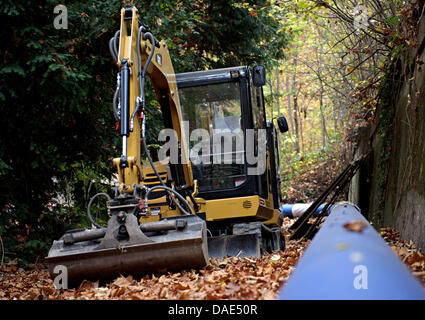 Un escavatore rigidi per il cantiere per la costruzione del controverso progetto di costruzione Stuttgartv 21 in basso il giardino del castello di Stoccarda, Germania, 14 novembre 2011. Le opere di costruzione sulla gestione delle acque sotterranee sarà continuato oggi. Accompagnata da manifestanti, i lavoratori potranno disporre i tubi presso il parco del castello. Foto: Michele Danze Foto Stock