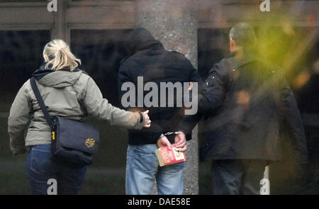 Estremista di destra Holger G. (M) è portato al suo arraingment portante un romanzo Stephen King nella corte federale di giustizia a Karlsruhe, Germania, 14 novembre 2011. Il 13 novembre, l'uomo è stato arrestato con l'accusa di essere un eventuale complice il trio neonazi responsabile per la Germania-wide omicidi di otto turchi e dei cittadini greci. Foto: Franziska Kraufmann Foto Stock