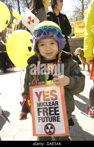 AntiNuclear rally & marzo nella città di New York per la commemorazione del 1 anno di anniversario del naturale e il disastro nucleare in Giappone. Foto Stock