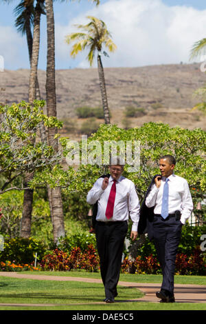 Il Presidente Usa Barack Obama (R) e Canada il Primo Ministro Stephen Harper parla durante una passeggiata alla Cooperazione economica Asia-Pacifico (APEC) vertice di J.W. Marriott Hotel a Honolulu, Stati Uniti d'America, 13 novembre 2011. Foto: Kent Nishimura / Pool via CNP Foto Stock