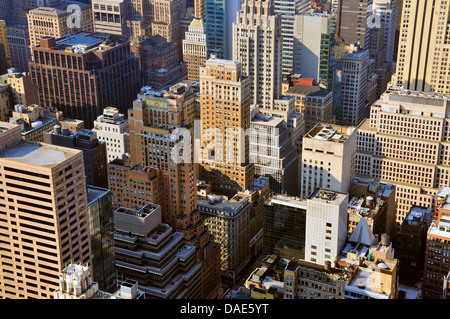 Vista panoramica dal ponte di osservazione 'Top della roccia' del Rockefeller Center oltre il centro di Manhattan, USA, New York City, Manhattan Foto Stock