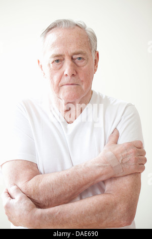 Ritratto di senior uomo che indossa white t shirt Foto Stock