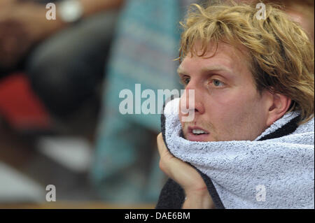 FILE - Un archivio foto datata 20 agosto 2011 mostra nazionale tedesco di giocatore di basket Dirk Nowitzki seduto sul banco durante una partita contro la Grecia a Bamberg in Germania. La pallacanestro professionale di Dirk Nowitzki speranze per una rapida fine della NBA disputa salariale perché non vuole uscire da basket per tutta una stagione, ha detto su bild.de il 14 novembre 2011. Foto: David Ebener Foto Stock