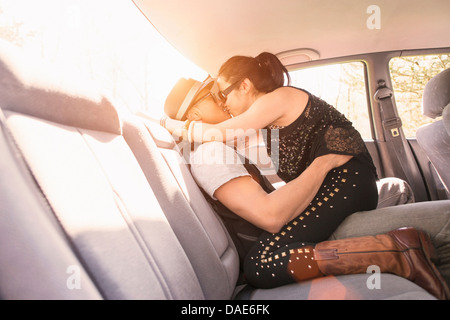 Matura in auto, kissing Foto Stock